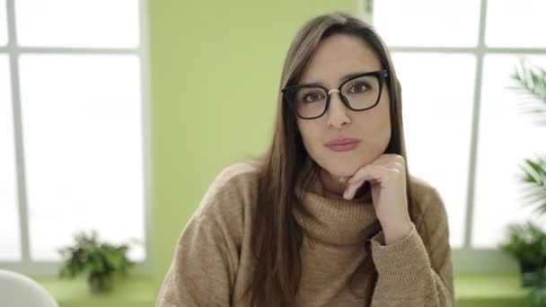 Güzel Spanyol Kadın Evde Kendinden Emin Gülümsüyor — Stok video