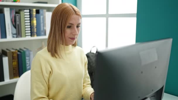 Junge Blonde Studentin Benutzt Computer Entspannt Mit Den Händen Auf — Stockvideo