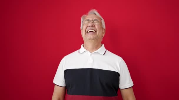 Orta Yaşlı Gri Saçlı Kendine Güvenen Soyutlanmış Kırmızı Arka Planlı — Stok video