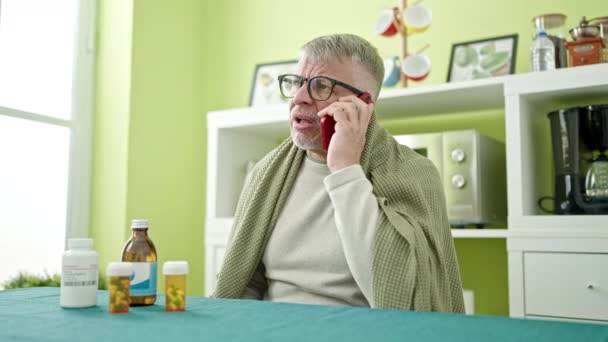 Middelbare Leeftijd Grijsharige Man Met Behulp Van Smartphone Met Medisch — Stockvideo
