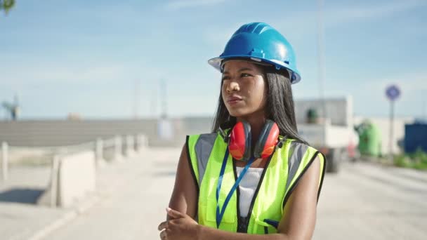 Afro Americana Mujer Constructora Pie Con Seria Expresión Quitando Hardhat — Vídeos de Stock