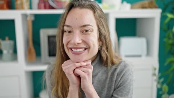 Joven Mujer Caucásica Sonriendo Confiada Sentada Mesa Comedor — Vídeos de Stock