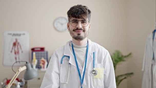 Jovem Hispânico Homem Médico Fazendo Polegares Para Cima Clínica — Vídeo de Stock