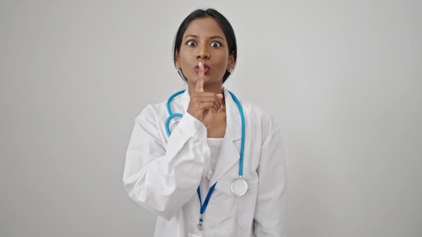 非裔美国女医生要求对孤立的白人背景保持沉默 — 图库视频影像