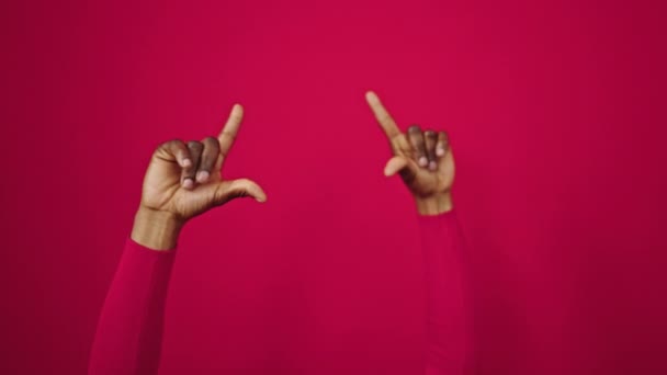 Африканская Американка Делает Подставной Жест Руками Улице — стоковое видео