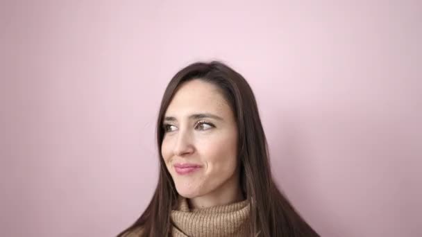 Schöne Hispanische Frau Die Mit Überraschendem Gesichtsausdruck Vor Isoliertem Rosa — Stockvideo