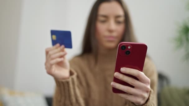 Joven Hermosa Mujer Hispana Compras Con Teléfono Inteligente Tarjeta Crédito — Vídeos de Stock