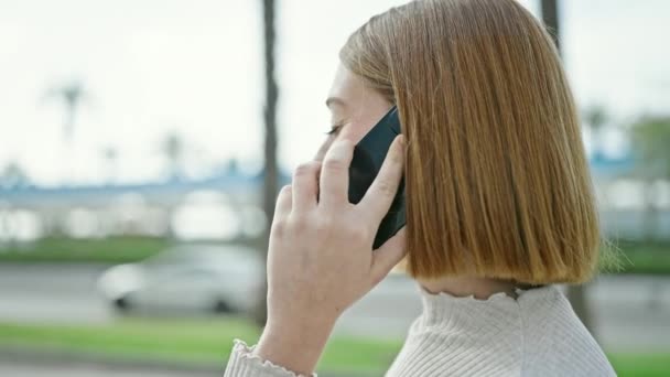 Mujer Rubia Joven Hablando Teléfono Inteligente Calle — Vídeos de Stock