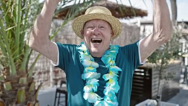 Senior Grijs Harige Man Toerist Draagt Zomerhoed Hawaïaanse Lei Staan — Stockvideo