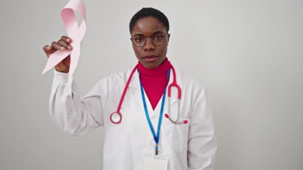 非裔美国女医生 在孤立的白色背景上 系有认识乳腺癌的粉红缎带 — 图库视频影像