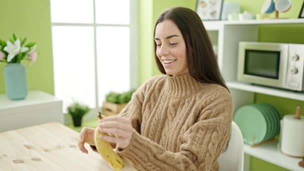 Joven Hermosa Mujer Hispana Pelando Comiendo Plátano Cocina — Vídeo de stock