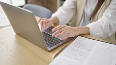 Genç, güzel İspanyol iş kadını. Laptop kullanıyor. Ofiste çalışıyor.