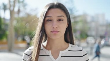 Sokakta kendine güvenen güzel İspanyol bir kadın.