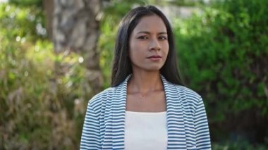 Afrika kökenli Amerikalı bir kadın ciddi bir ifadeyle 