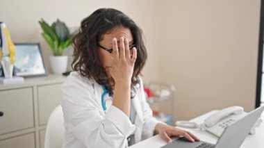 Genç, güzel İspanyol kadın doktor klinikte çalıştığını vurguladı.