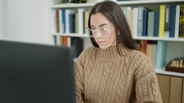Jovem Bela Estudante Hispânica Usando Computador Com Expressão Séria Sala — Vídeo de Stock