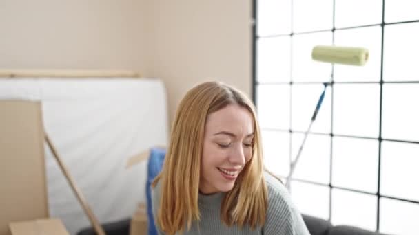 Mladá Blondýna Žena Usměvavá Sebevědomě Sedí Pohovce Rukama Zkříženýma Gesto — Stock video