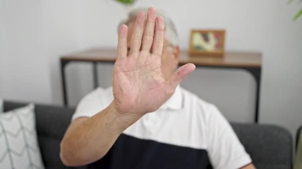 Középkorú Férfi Ősz Hajjal Csinál Stop Gesztus Kézzel Otthon — Stock videók