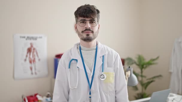年轻的惊慌失措的男医生在诊所里竖起大拇指 — 图库视频影像