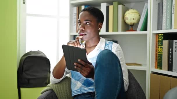 Estudante Afro Americana Usando Touchpad Estudando Com Expressão Ideias Universidade — Vídeo de Stock