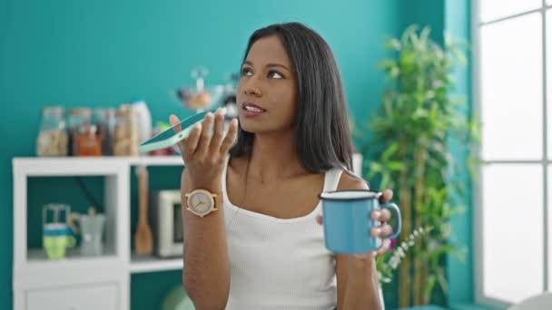 Afričanky Americká Žena Posílání Hlasové Zprávy Smartphone Pití Kávy Jídelně — Stock video
