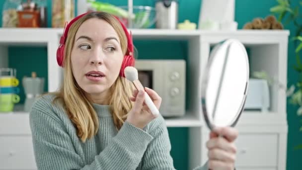 Jovem Loira Ouvindo Música Aplicando Maquiagem Sala Jantar — Vídeo de Stock