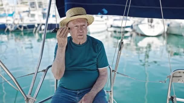 Старший Седой Турист Летней Шляпе Слушает Голосовое Сообщение Смартфона Лодке — стоковое видео