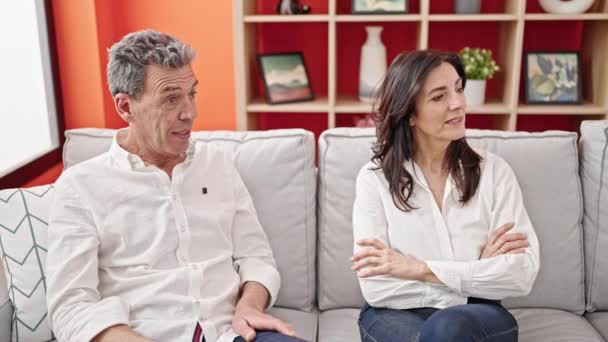 Seniorenpaar Sitzt Gemeinsam Auf Sofa Und Versöhnt Sich Hause — Stockvideo