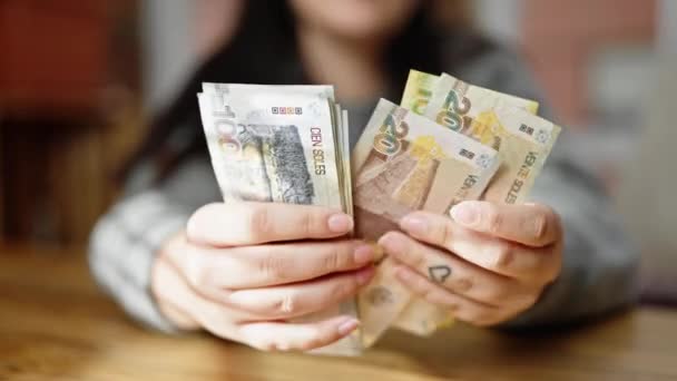 Mani Donna Che Contano Banconote Delle Suole Peruviane Nella Stanza — Video Stock