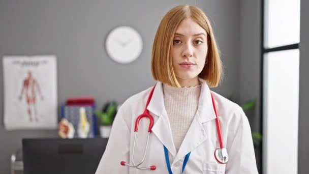 Joven Doctora Rubia Pie Con Expresión Seria Diciendo Con Dedo — Vídeo de stock
