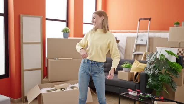 Jong Blond Vrouw Glimlachen Zelfverzekerd Dansen Nieuw Huis — Stockvideo