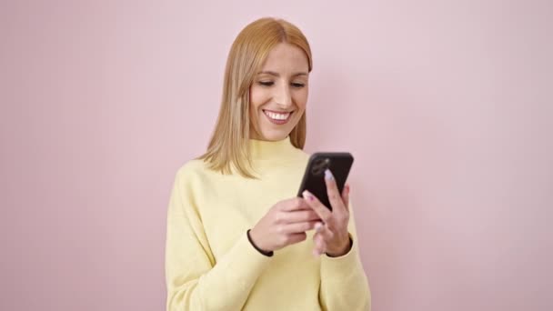 Young Blonde Woman Smiling Confident Using Smartphone Isolated Pink Background — Vídeo de Stock