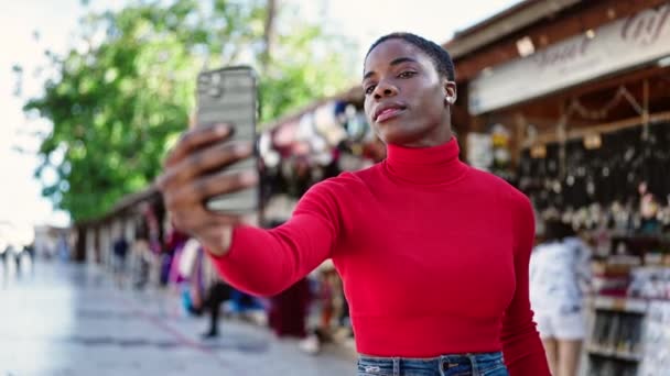 Africano Americano Mulher Sorrindo Confiante Fazendo Selfie Pelo Smartphone Mercado — Vídeo de Stock