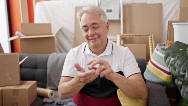 Orta Yaşlı Gri Saçlı Gülümseyen Kendine Güvenen Yeni Evinin Anahtarlarını — Stok video