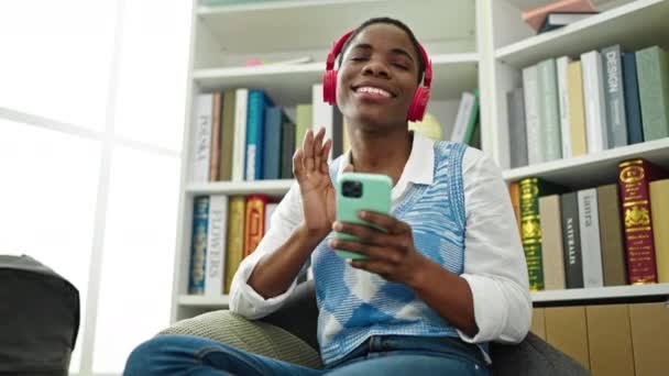 Afroamerikansk Kvinna Student Ler Säker Lyssna Musik Dans Biblioteket Universitet — Stockvideo