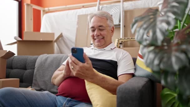 Homem Meia Idade Com Cabelos Grisalhos Sorrindo Confiante Usando Smartphone — Vídeo de Stock