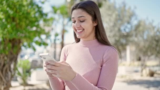 Young Beautiful Hispanic Woman Smiling Confident Using Smartphone Park — Stock Video