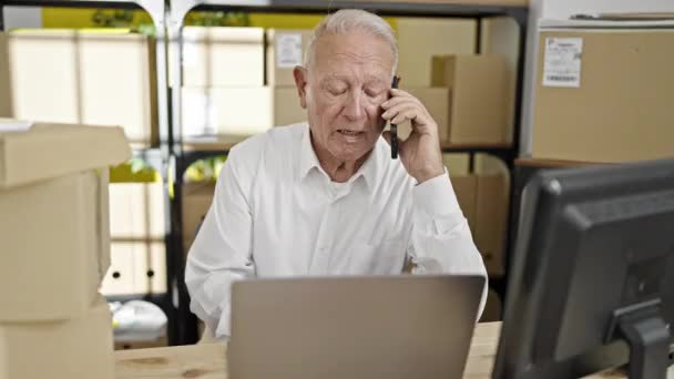 Senior Hombre Pelo Gris Comercio Electrónico Trabajador Negocios Utilizando Ordenador — Vídeos de Stock
