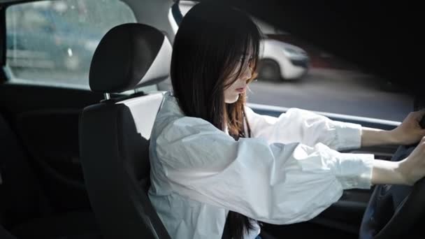 Młoda Chinka Zestresowana Prowadzeniem Samochodu Ulicy — Wideo stockowe