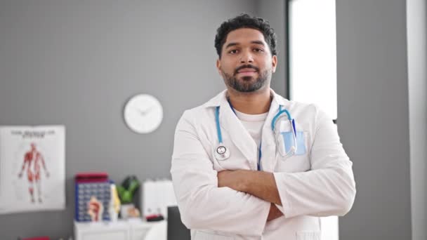 Médico Hombre Afroamericano Sonriendo Confiado Pie Con Los Brazos Cruzados — Vídeos de Stock