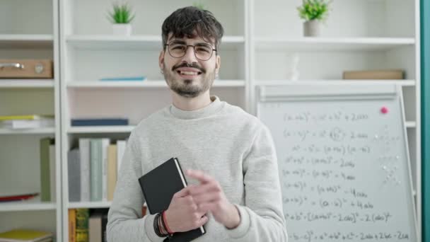 Mladý Hispánec Muž Učitel Stojící Ukazuje Kameru Vysoké Škole Učebny — Stock video