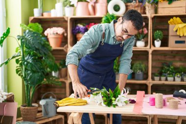 Çiçekçide kökü kesen İspanyol bir çiçekçi.