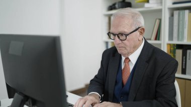 Üniversite sınıfında bilgisayar kullanan bir üniversite öğretmeni