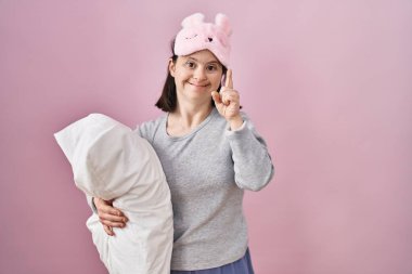 Down sendromlu kadın uyku maskesi takıyor, yastığa sarılıyor ve başarılı bir fikir sunuyor. Heyecanlı ve mutlu. Bir numara.. 