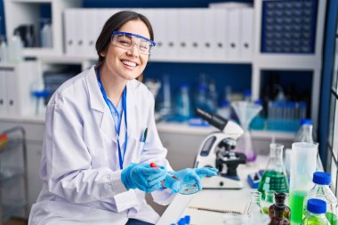 Genç bilim kadını laboratuvarda kan tahlili yapıyor.