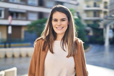 Parkta kendine güvenen güzel, İspanyol bir kadın.