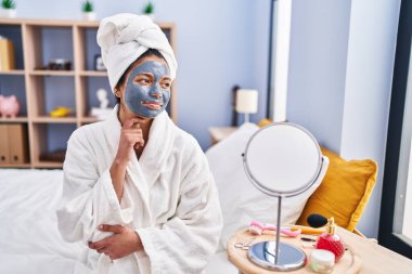 Koyu renk saçlı, güzel yüzlü, ciddi yüzlü, soru soran eli çeneli, kafa karıştırıcı fikirleri olan İspanyol bir kadın. 