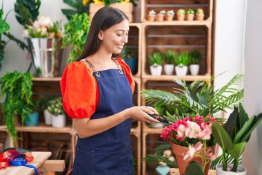 Çiçekçide kendine güvenen güzel İspanyol kadın çiçekçi.