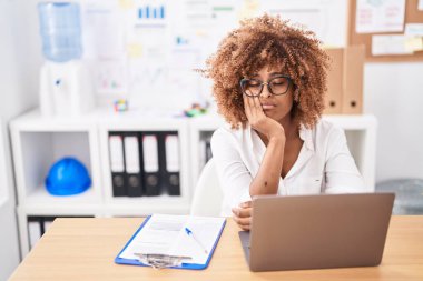 Ofiste uyuyan Afrikalı Amerikalı iş kadını.