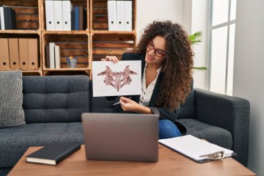 Genç ve güzel İspanyol kadın psikolog psikoloji kliniğinde online terör testi yaptırıyor.